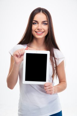 Kadın gösteren boş tablet bilgisayar ekranı