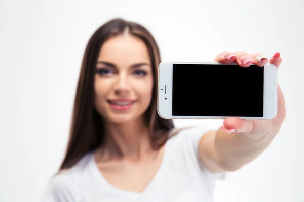 Mujer mostrando pantalla de teléfono inteligente en blanco —  Fotos de Stock