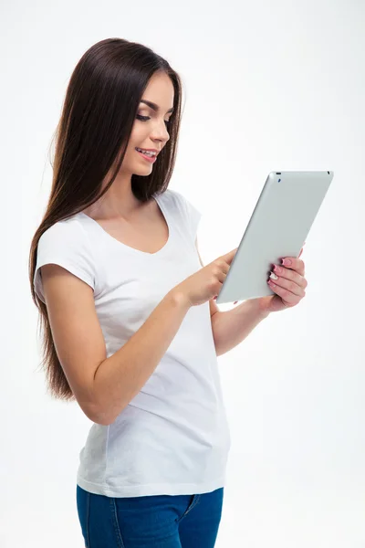 Lachende vrouw met behulp van tablet pc — Stockfoto