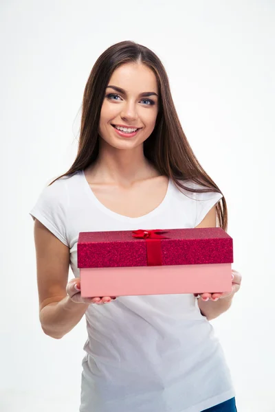 Smiling beautiful woman holding gift box — Stock Photo, Image