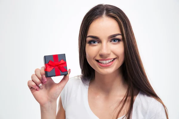 Gelukkig mooie vrouw met kleine geschenkverpakking — Stockfoto