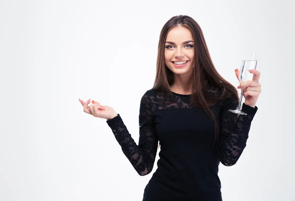 Vrouw in jurk van mode houden glas met champagne — Stockfoto