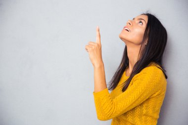 Dalgın kadın gösteren parmak 