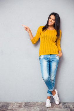 Çok gülümseyen kadın yaptı parmak gösterilen 