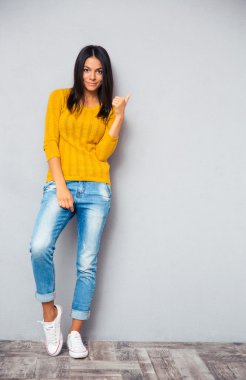 Trendy gülümseyen kadın gösteren parmak sağ 