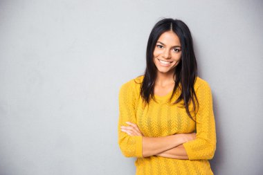 Mutlu kız katlanmış silah ile ayakta