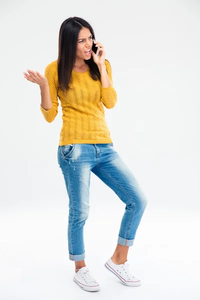 Mujer enojada hablando por teléfono — Foto de Stock