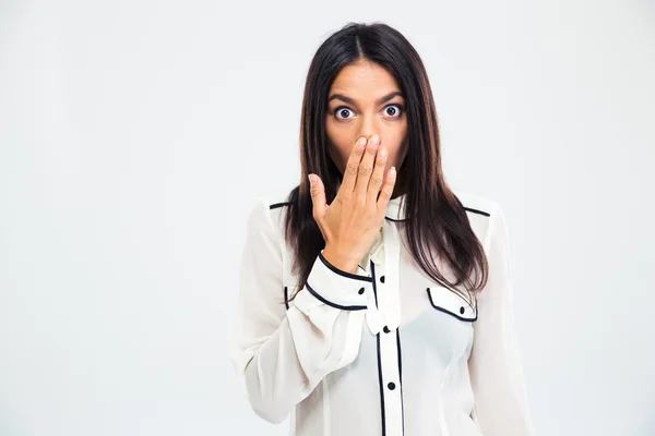 Geschokt vrouw die betrekking hebben op haar mond met palm — Stockfoto