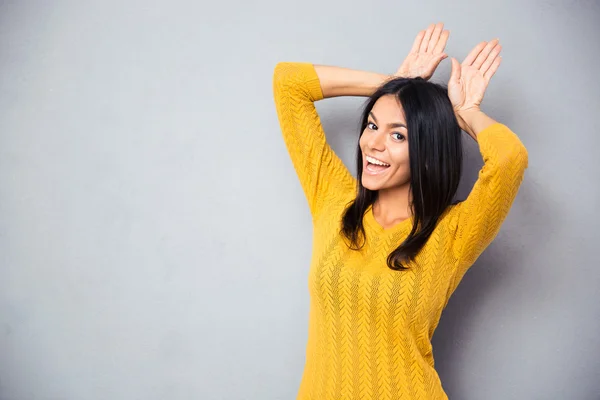 Donna che mostra orecchie di coniglio con i palmi delle mani — Foto Stock