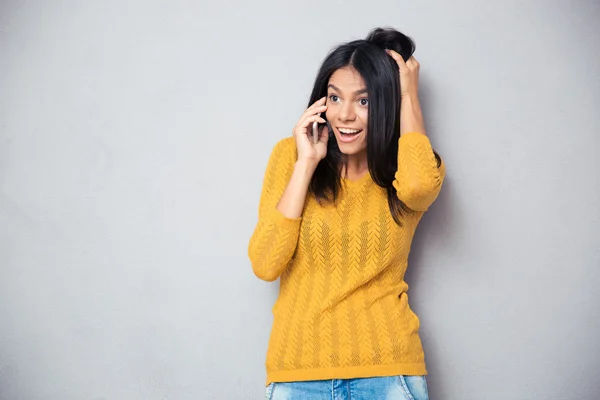 Förvånad kvinna prata i telefon — Stockfoto