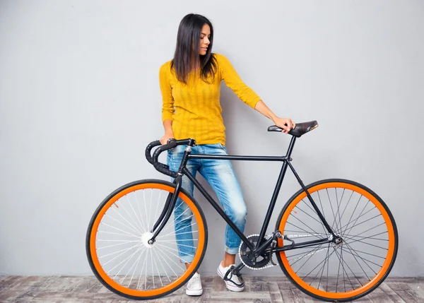 自転車で立っている女性 — ストック写真