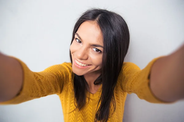 Vidám ravasz nő, ami a selfie fénykép — Stock Fotó