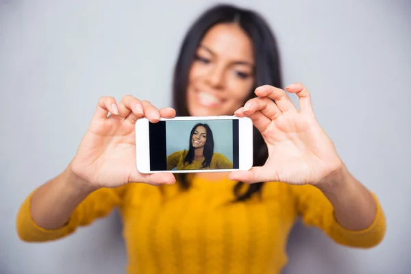 Mujer haciendo foto selfie en el teléfono inteligente — Foto de Stock
