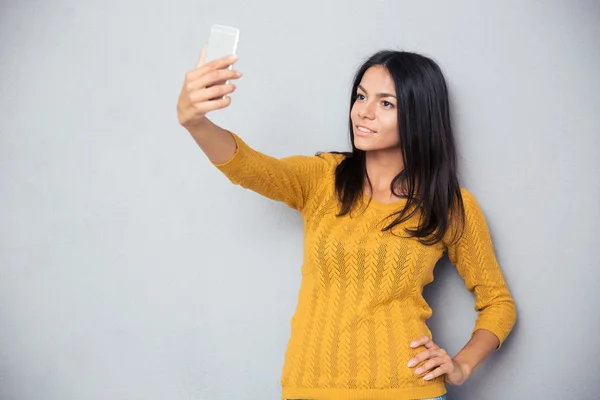 Femme heureuse faisant selfie photo — Photo