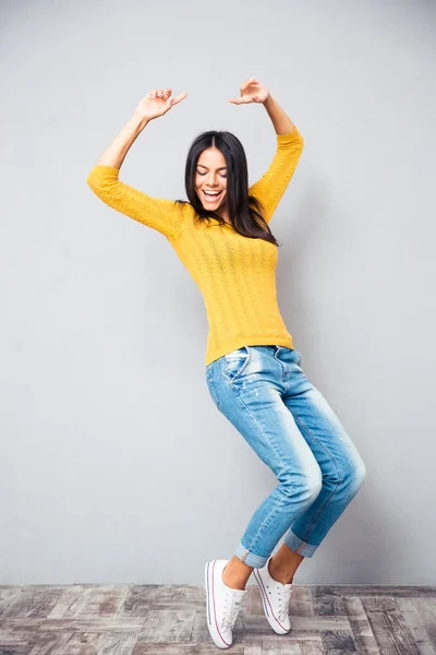 Retrato de una joven feliz —  Fotos de Stock