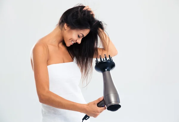 Mulher feliz na toalha secando seu cabelo — Fotografia de Stock