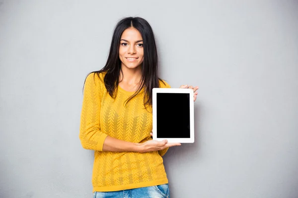 女人显示 tablet 计算机屏幕 — 图库照片