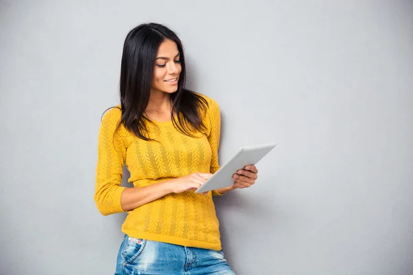 Mujer joven sonriente usando tableta — Foto de Stock