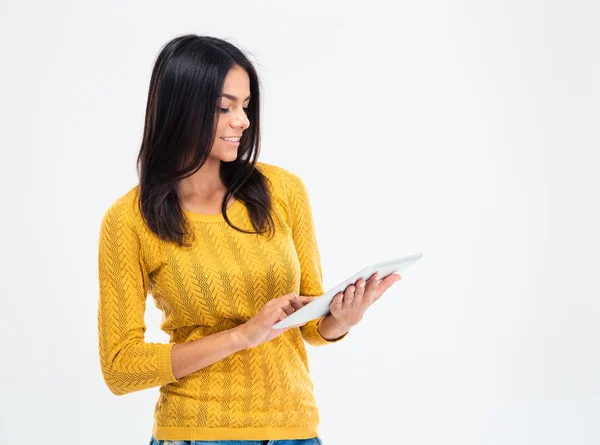 Glückliche Frau mit Tablet-Computer — Stockfoto