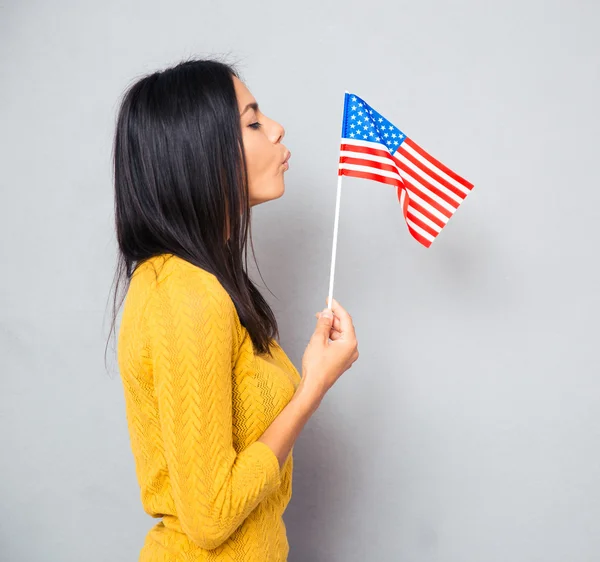 Γυναίκα που φυσά στην αμερικανική σημαία — Φωτογραφία Αρχείου