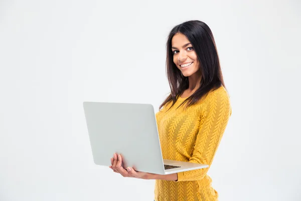 Vrouw permanent en met behulp van laptop — Stockfoto