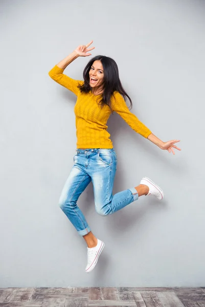 재미 있는 여자 점프의 전체 길이 초상화 — 스톡 사진