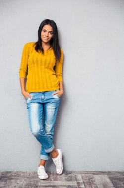 Tam uzunlukta bir rahat moda kadın portresi 