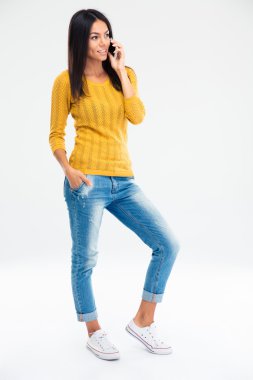 Telefonda konuşurken mutlu genç kız 