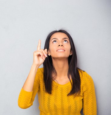 Parmak göstermek yukarıya mutlu düşünceli kadın 