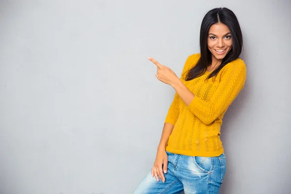 Mujer feliz mostrando dedo lejos —  Fotos de Stock