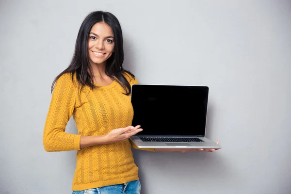 Mujer sonriente mostrando la pantalla del ordenador portátil — Foto de Stock