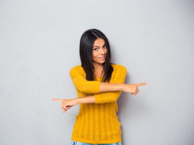 Parmak farklı yönlere gösterilen kadın 