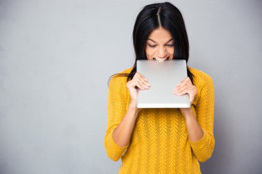 Öfkeli kadın ısırma tablet bilgisayar
