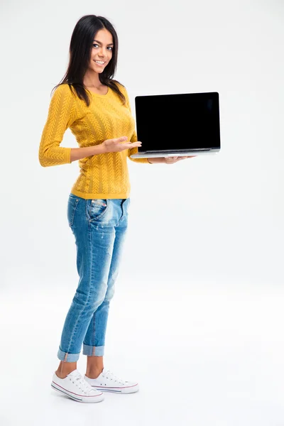 Glückliche Frau präsentiert Laptop — Stockfoto