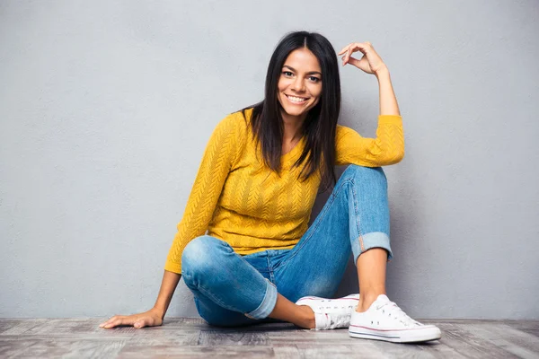 Vrouw die op de vloer zit — Stockfoto