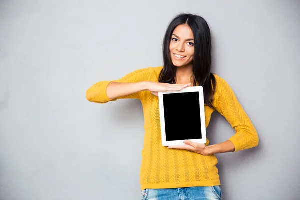 Mujer feliz mostrando tableta — Foto de Stock