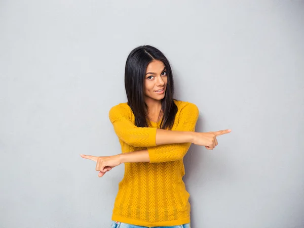 Mujer mostrando dedos en diferentes direcciones —  Fotos de Stock