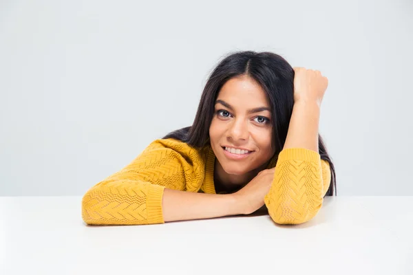 Mujer alegre sentada a la mesa — Foto de Stock