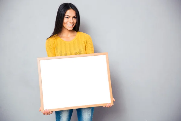 Gelukkige vrouw bedrijf leeg bord — Stockfoto