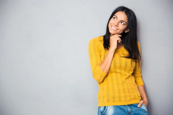 Femme réfléchie regardant vers le haut à copyspace — Photo