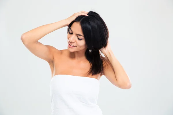 Mulher feliz em toalha fazendo penteado — Fotografia de Stock