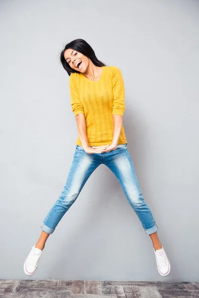 Retrato de longitud completa de una mujer riendo saltando —  Fotos de Stock