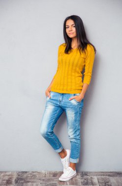 Sıradan bir genç kadının portresi tam uzunlukta 