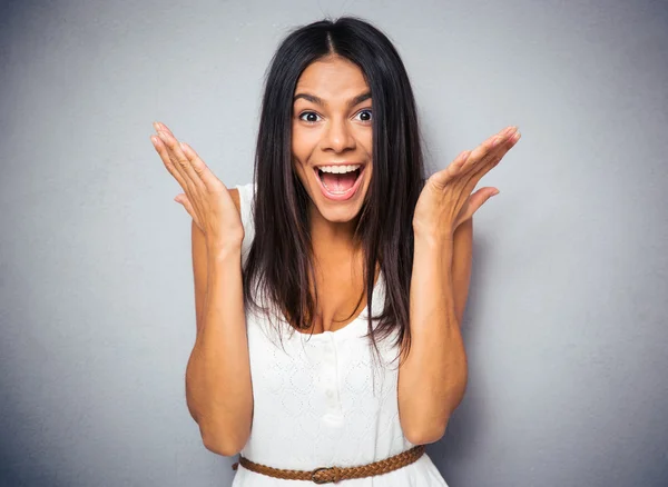 Retrato de una mujer feliz sorprendida — Foto de Stock