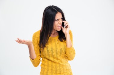 telefonda konuşurken sinirli kadın 