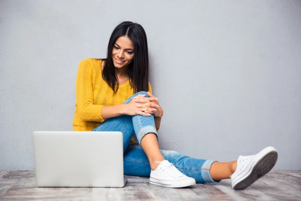 Mujer sentada en el suelo con portátil — Foto de Stock