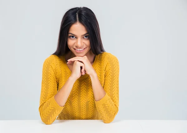 Feliz mulher atraente sentada à mesa — Fotografia de Stock