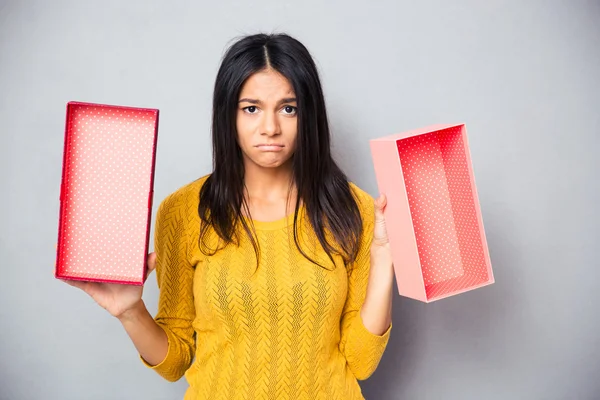 Nešťastná žena držící prázdné krabičky — Stock fotografie