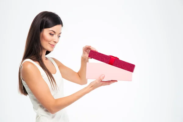 Mujer joven feliz apertura caja de regalo — Foto de Stock