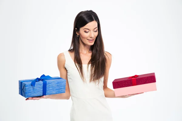 Mujer eligiendo entre dos cajas de regalo —  Fotos de Stock